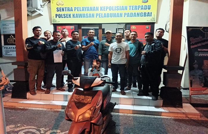 Pelaku pencurian sepeda motor yang beraksi di wilayah Bangli saat ditangkap di Pelabuhan Padangbai pada Rabu lalu.