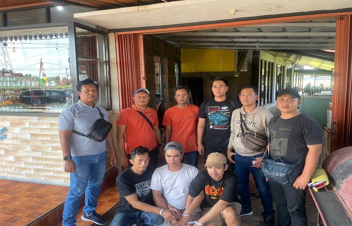 Polisi saat melakukan penangkapan para pelaku pencuria toko elektronik di Yogyakarta beberapa waktu lalu.