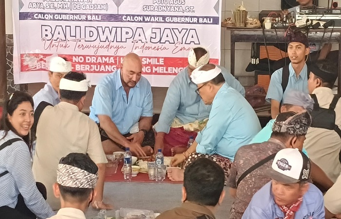 Paslon Mulia-PAS megibung bersama masyarakat di Desa Sumberkima. Ini merupakan salah satu cara kampanye berbeda yang digunakan paslon nomor urut 1 itu.