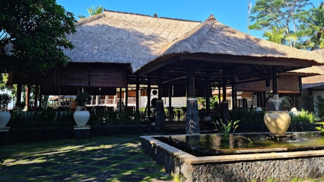 TUTUP: Hotel Spa Villlage Resort di Desa Tembok yang mendadak tutup. Dampaknya puluhan karyawan kini terlantar.