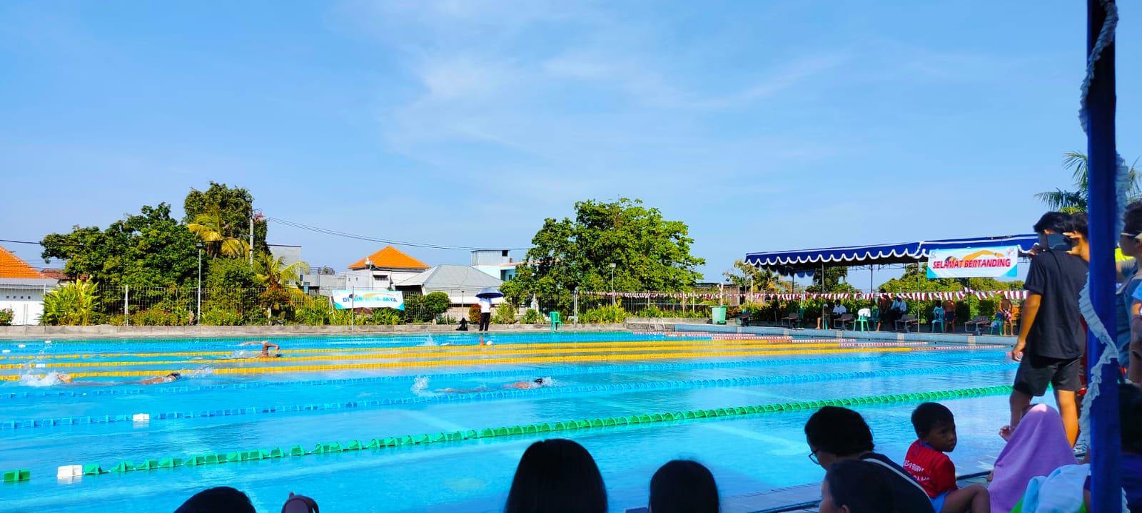 KEJUARAAN: Suasana kejuaraan renang di Kolam Renang Nirmala Asri Buleleng.