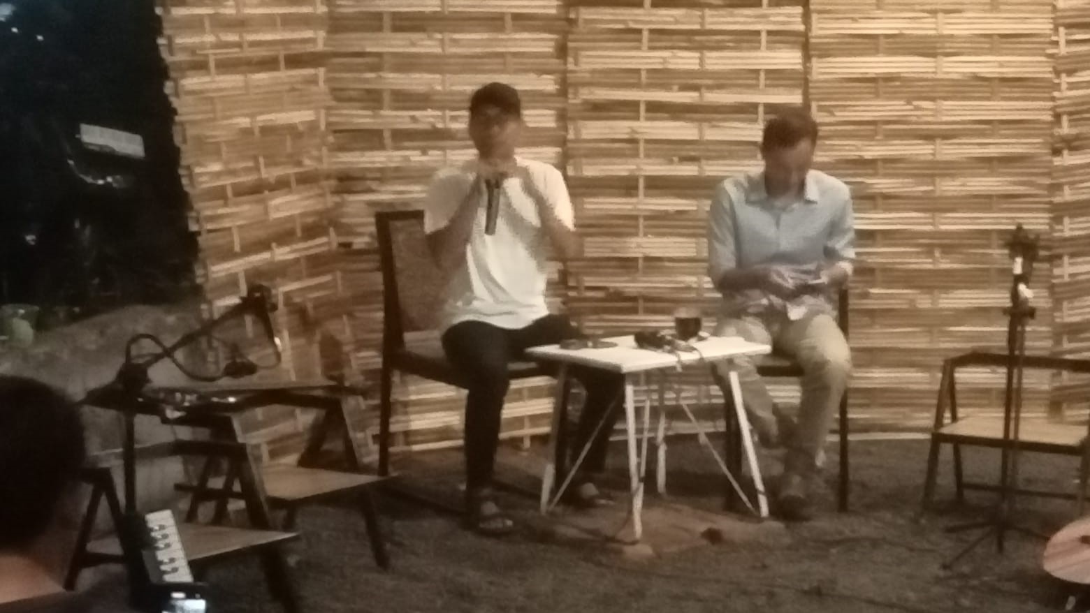 BICARA KEKERASAN SEKSUAL: Calon Wakil Bupati Buleleng, Gede Suardana (kanan) saat bertemu dengan para pemuda di Kedai Kopi DeKakiang Singaraja.