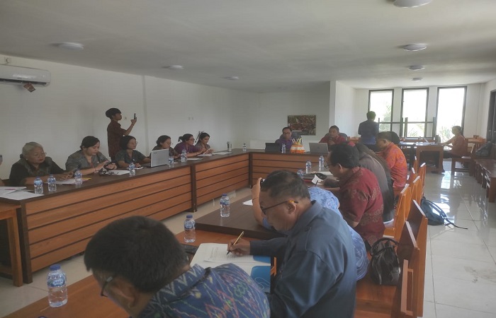 Rapat terkait dengan pembahasan stunting di Kabupaten Buleleng. Dinas P2KBP3A Buleleng mengajak desa adat untuk ikut berperan mengentaskan stunting di Bali utara.