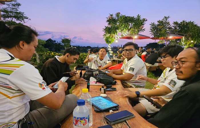 Wartawan Buleleng saat mengikuti turnamen esport yang diselenggarakan ESI Buleleng. Meski kurang beruntung, namun ajang ini jadi hiburan.