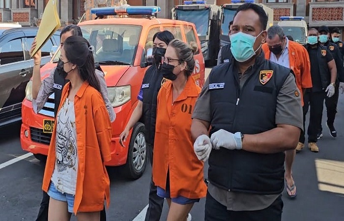 Polda Bali beberkan Owner Pink Palace SPA dan Pemilik Flame SPA beserta para karyawan mengenakan pakaian tahan, Jumat (11/10/2024) lalu.