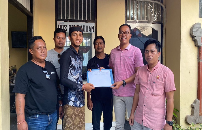 Tim Pemenangan GP usai melaporkan dugaan keterlibatan ASN dalam Pilkada Karangasem ke Bawaslu Karangasem, Sabtu (12/10) lalu.