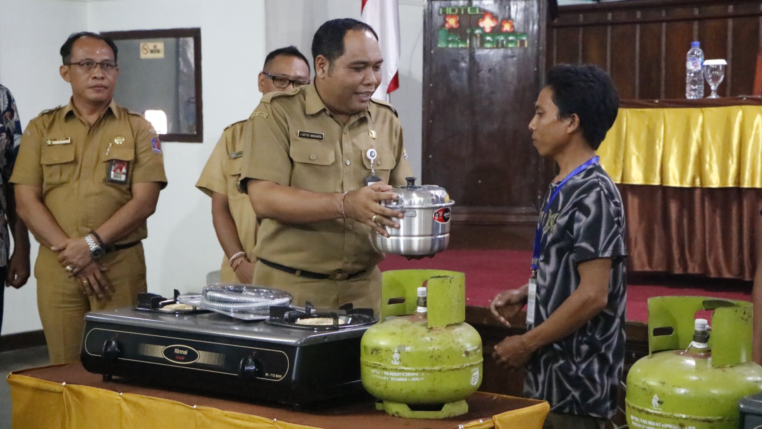 BANTUAN: Penyerahan bantuan kepada warga miskin yang mengikuti pelatihan kuliner.