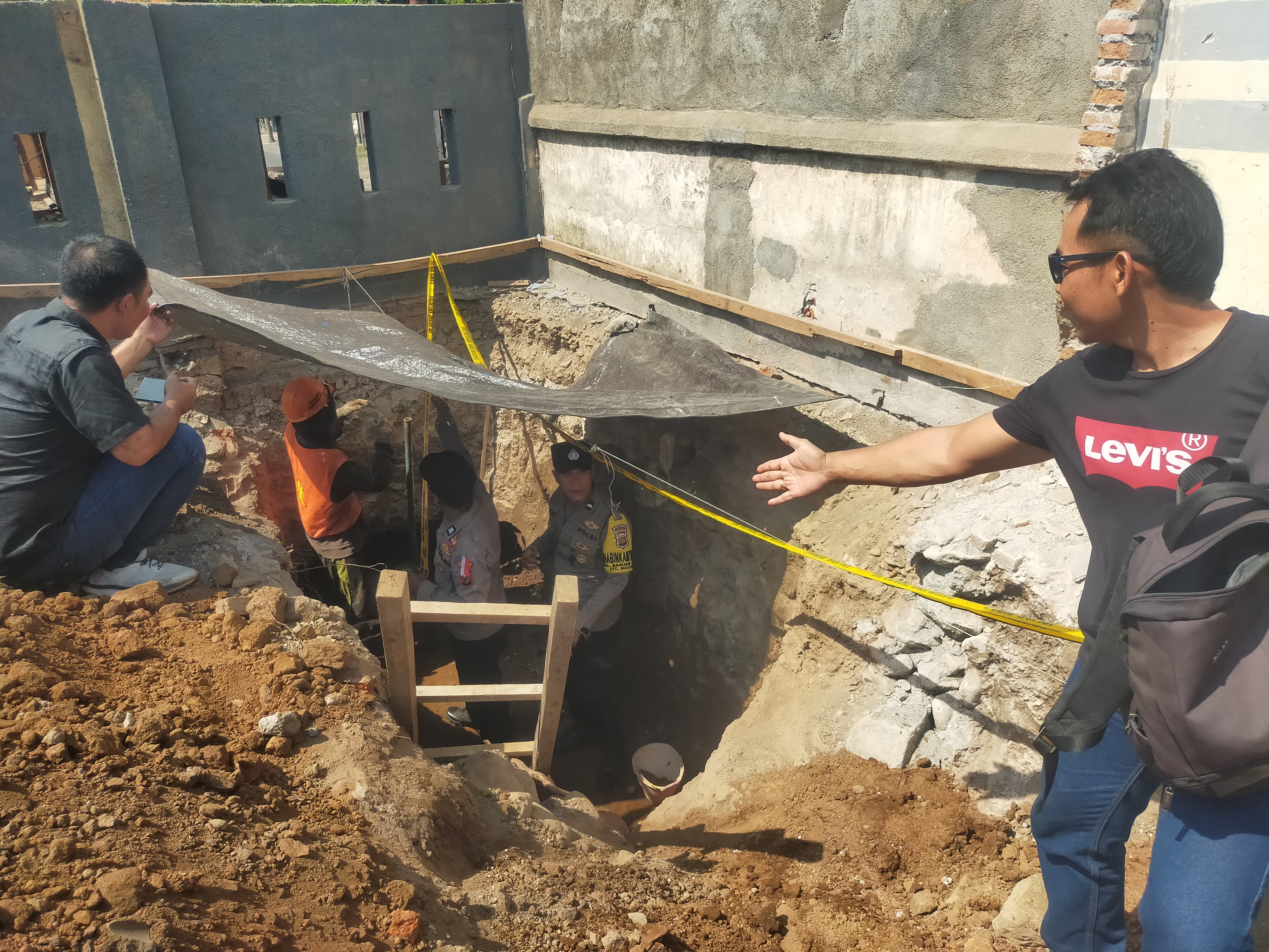 TEMUKAN KERANGKA: Lokasi penemuan kerangka manusia di proyek pembangunan ruang kelas SDN 3 Banjar Tegal, Buleleng.
