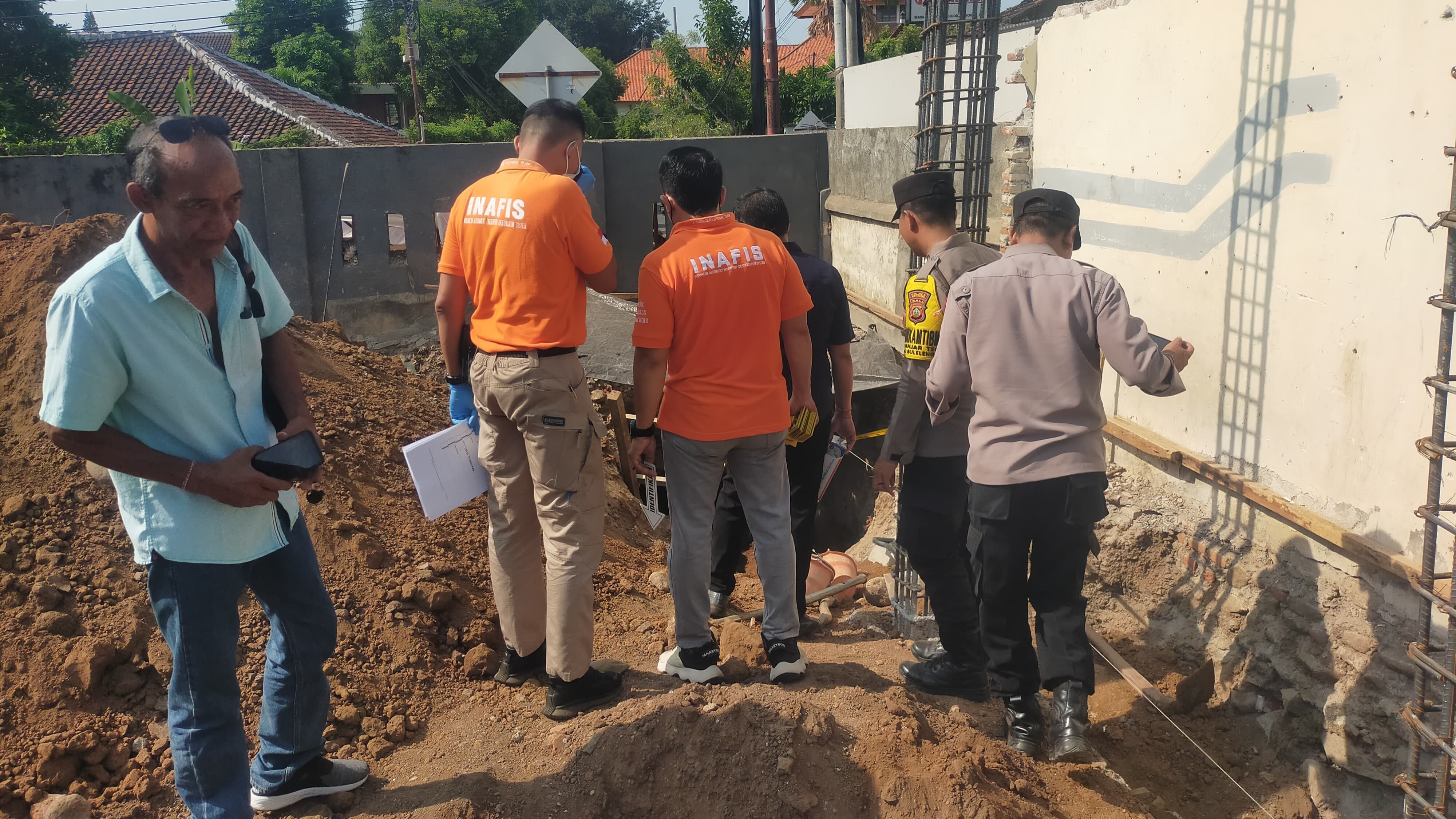 OLAH TKP: Tim Inafis Polres Buleleng melakukan olah TKP di proyek renovasi SDN 3 Banjar Tegal.