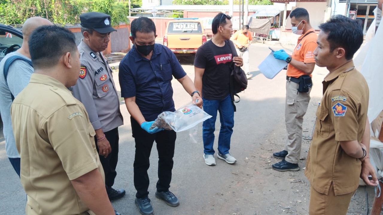 TEMUKAN TULANG: Polisi mengamankan tulang belulang manusia yang ditemukan pada proyek renovasi SDN 3 Banjar Tegal.