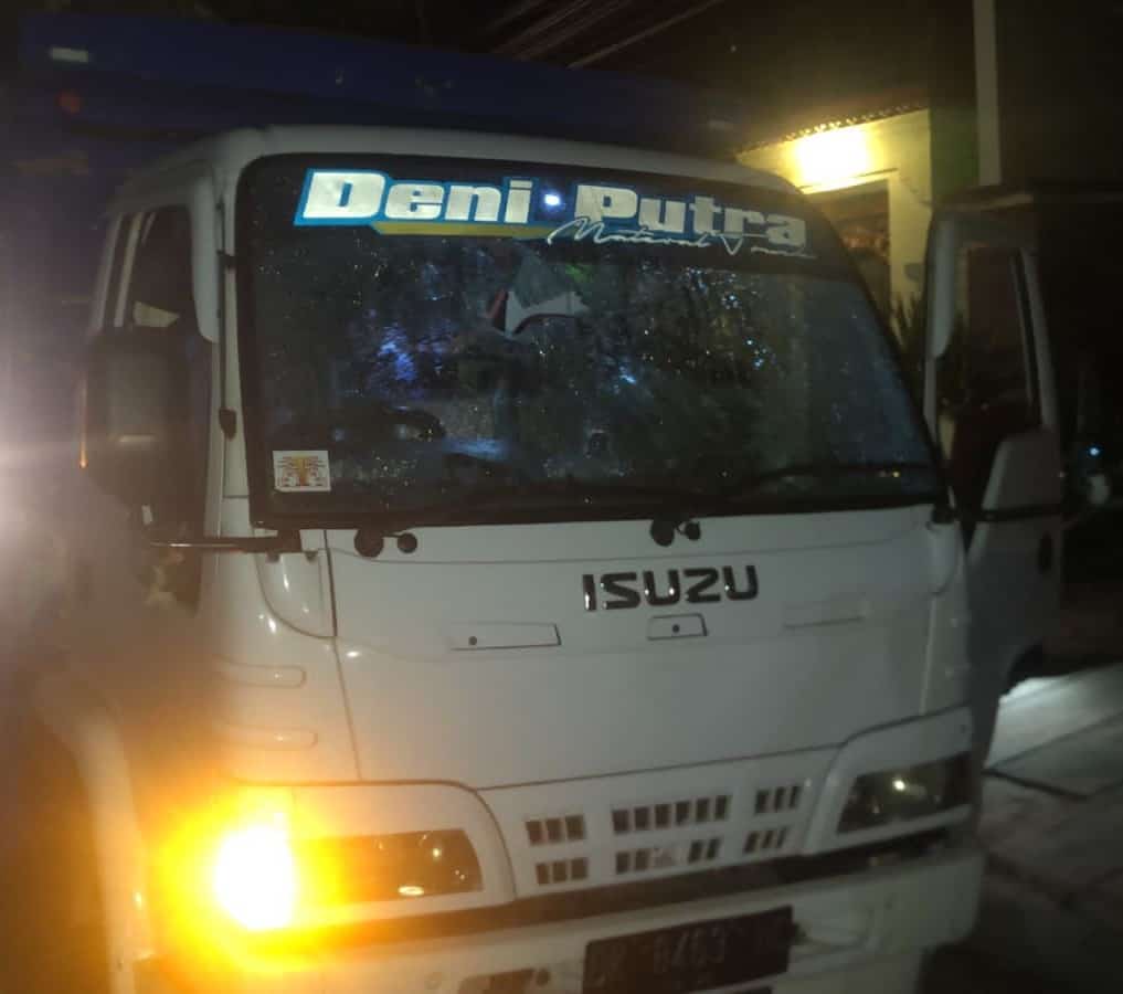 PECAH: Salah satu truk yang dilempar batu saat melintas di Jalur Pantura Buleleng, tepatnya di ruas Jalan Raya Singaraja-Kubutambahan.