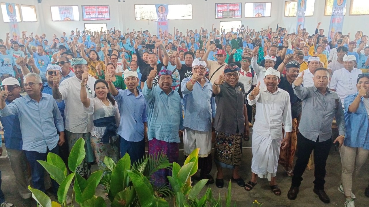 KAMPANYE: Suasana kampanye Calon Wakil Gubernur Bali, Putu Agus Suradnyana di GOR Desa Selat.