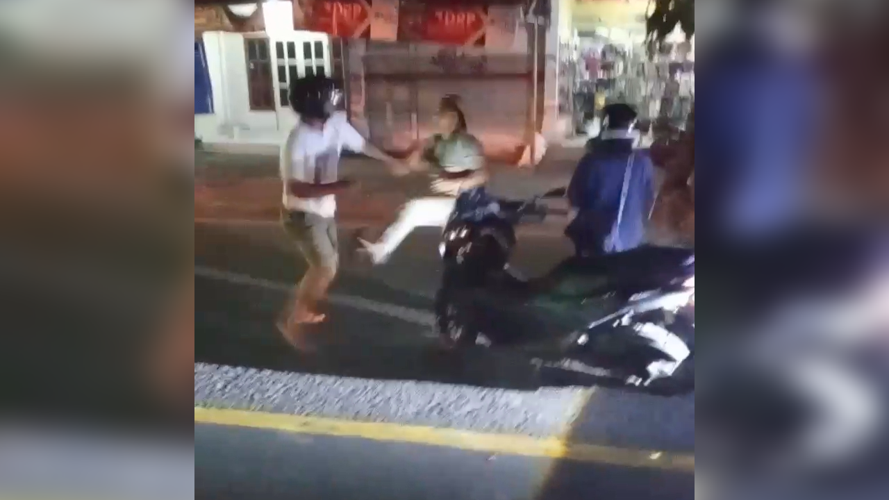 BAKU HANTAM: Dua orang pria terlibat perkelahian di tengah jalan raya. Peristiwa itu terjadi di Jalan WR. Supratman, Buleleng.
