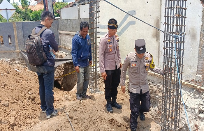Kapolsek Kota Singaraja, Kompol Made Agus Dwi Wirawan (pakai udeng) ketika memeriksa lokasi penemuan tulang di SDN 3 Banjar Tegal.