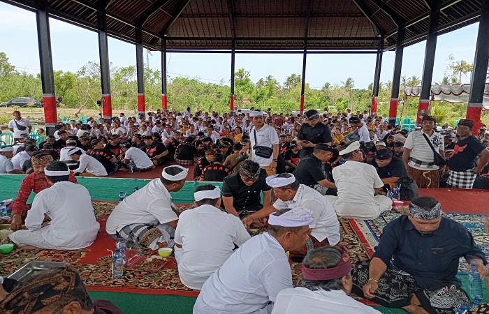 Giri Prasta tampak megibung bersama dengan krama Desa Sumberkima dalam upacara syukuran pembangunan wantilan dari hibah Pemkab Badung.