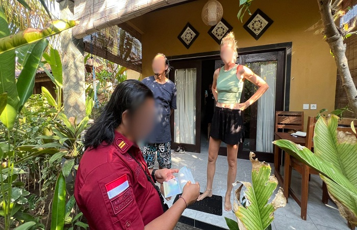 Petugas Imigrasi Singaraja ketika memeriksa dokumen WNA dalam Operasi Jagratara. Kegiatan selama 3 hari ini, Imigrasi Singaraja menangkap empat orang WNA.