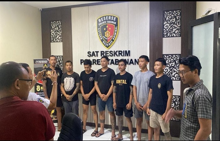 Para pelaku pengeroyokan di Jalan Umum, Banjar Dinas Carik Padang, Desa Nyambu, Kecamatan Kediri yang divonis enam tahun penjara.