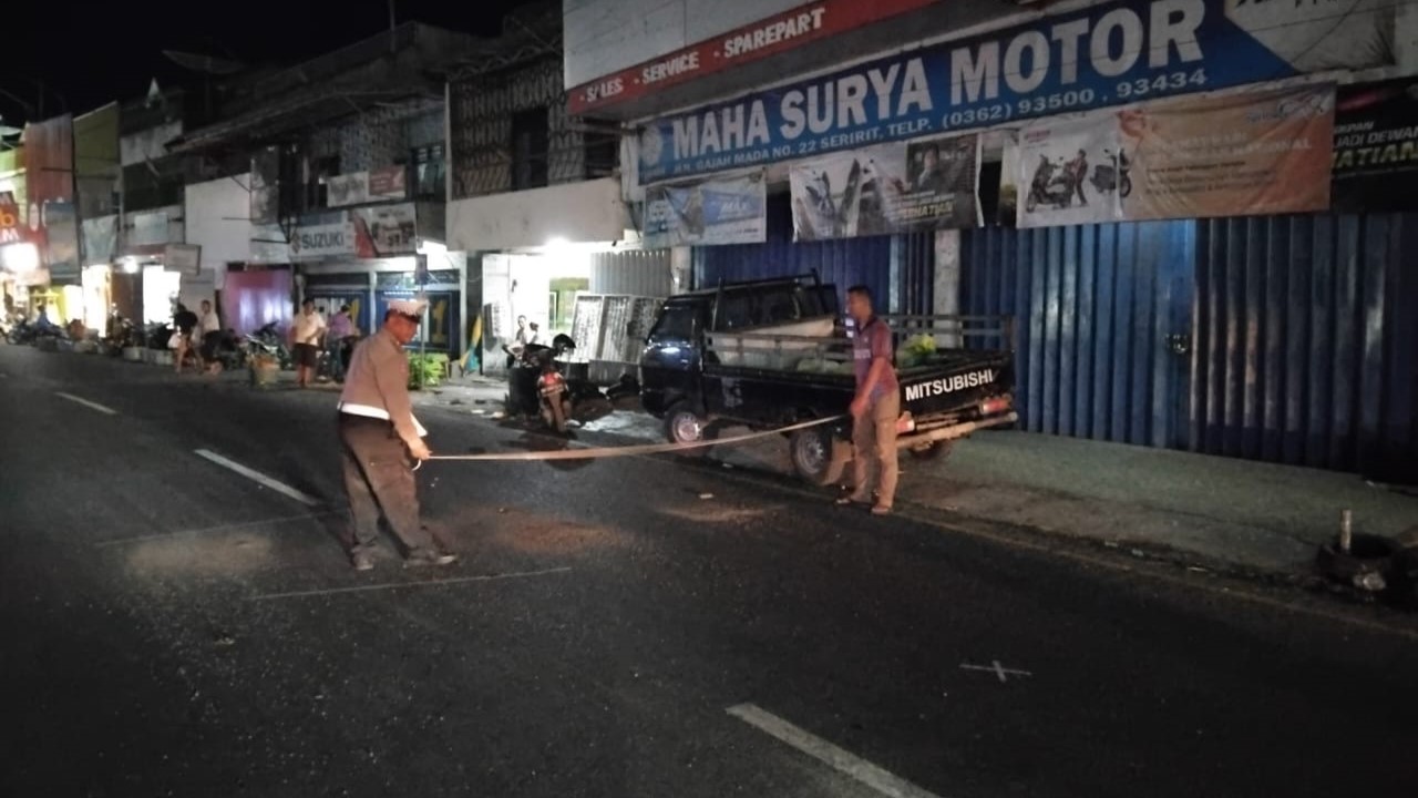 OLAH TKP: Polisi melakukan olah TKP di tempat kejadian kecelakaan lalu lintas di Seririt.