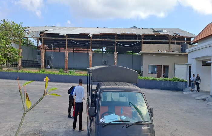 Kondisi bangunan gedung futsal di Desa Lembongan tampak rusak tak terurus. Padahal, pembangunan habiskan biaya Rp 2,4 miliar.
