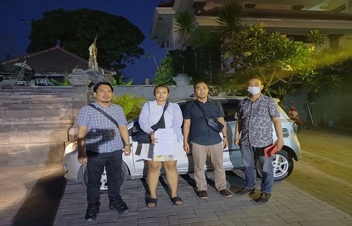 Tersangka Truly Gracia Tarigan, 27, (dua dari kiri) ditangkap polisi karena embat uang perusahaan Rp 12,3 juta. Kini dia ditahan di Polsek Denpasar Timur.