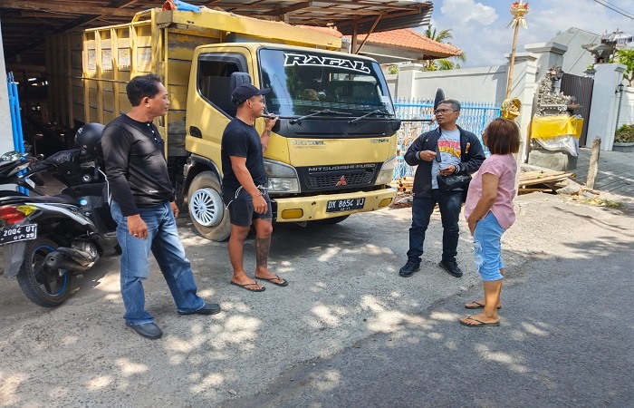 Polisi ketika melakukan olah TKP di lokasi pelemparan batu terhadap truk yang melintas di Jalan Raya Singaraja-Amlapura. Polisi kini meningkatkan patroli pasca kejadian tersebut.