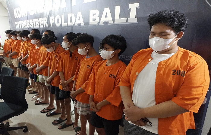 12 orang anggota sindikat registrasi SIM Card Ilegal dan penjualan kode OT, digulung anggota Direktorat Reserse Kriminal Siber Polda Bali.