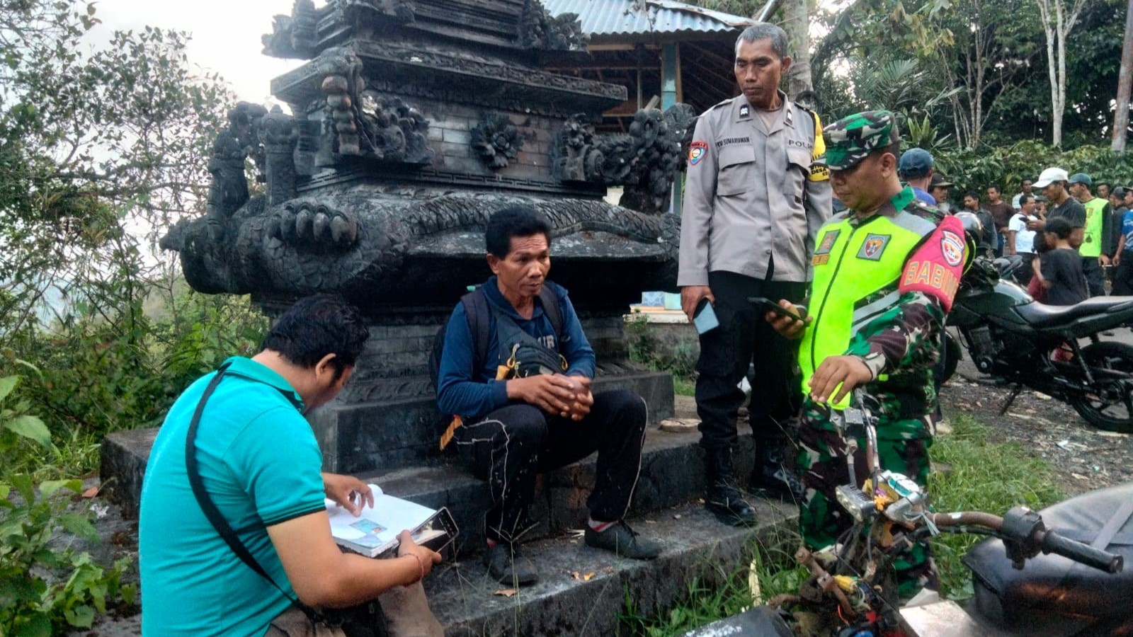 PERIKSA SAKSI: Polisi meminta keterangan saksi terkait peristiwa meninggalnya pria akibat tersengat lebih.