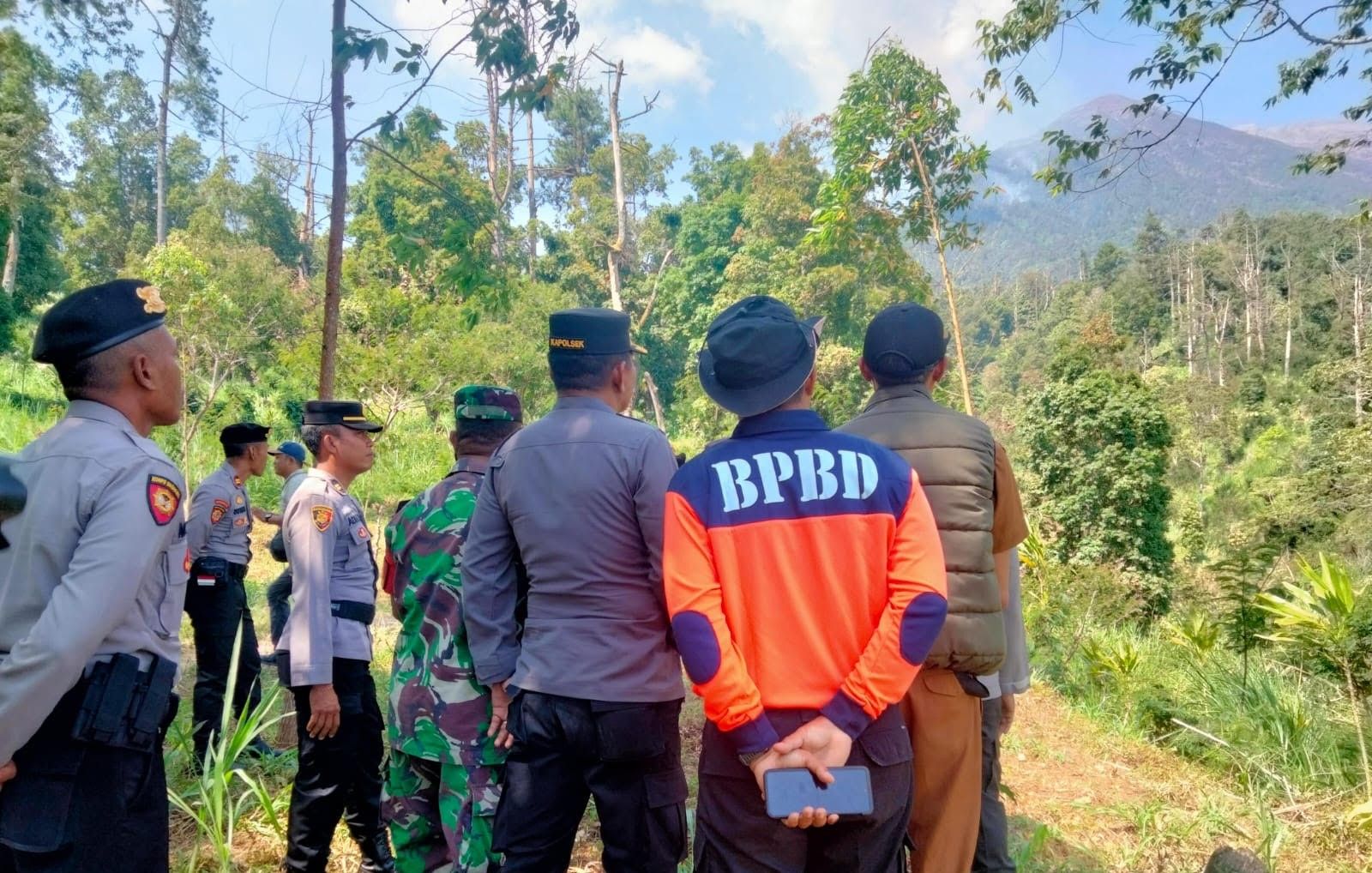 PANTAU TITIK API: BPBD Karangasem dan kepolisian memantau titik api di lereng Gunung Agung.