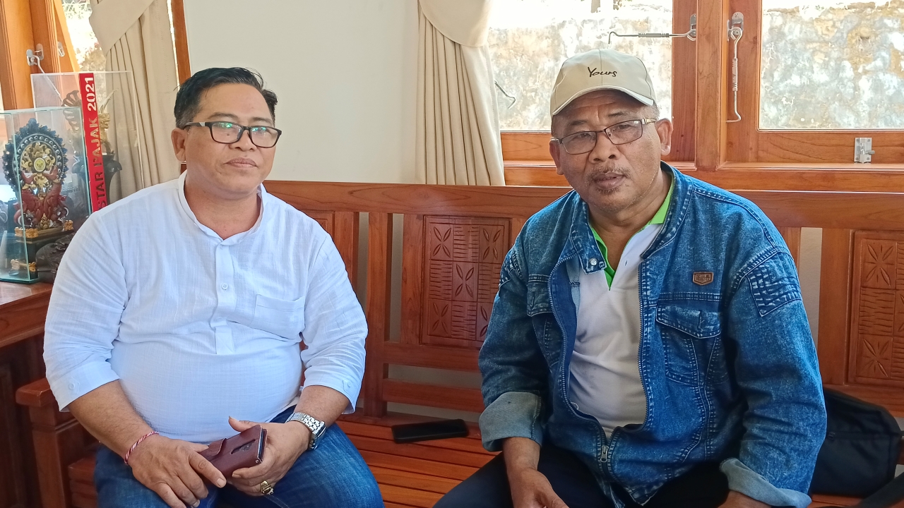 BANGGA: Perbekel Desa Selat, Putu Mara (kiri) dan orang tua dari Ni Luh Puspa, Ketut Sulastra alias Jro Sutana (kanan) di Kantor Perbekel Selat pada Jumat (18/10/2024).