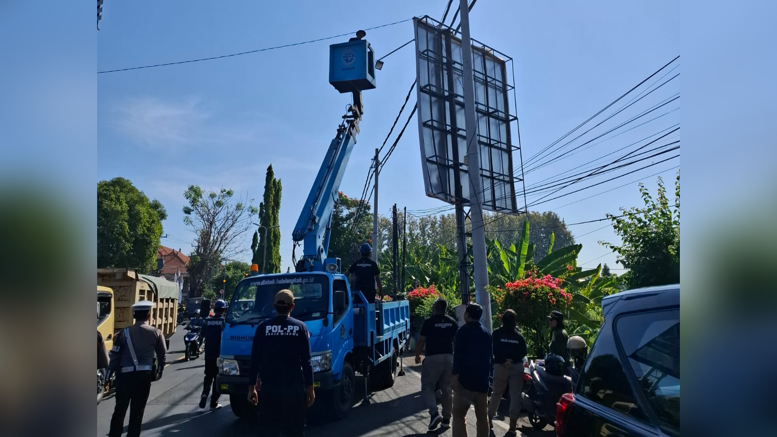 PENERTIBAN: Proses penertiban baliho milik politisi yang dipasang pada billboard.