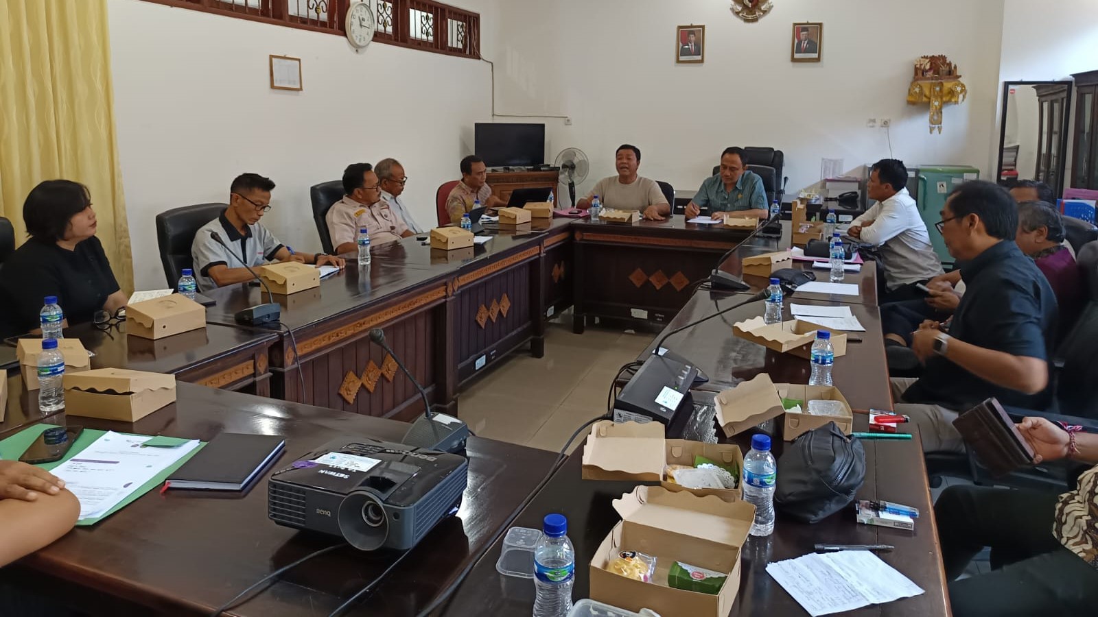 BICARA KEMISKINAN: Suasana rapat kerja Komisi II DPRD Buleleng dengan Bappeda dan Dinas Sosial Buleleng. DPRD menuding data kemiskinan amburadul.
