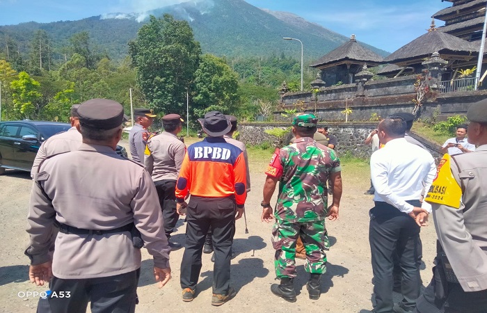 Kebakaran lereng Gunung Agung terus meluas. Hingga saat ini tim gabungan terus melakukan pemantauan titik api.
