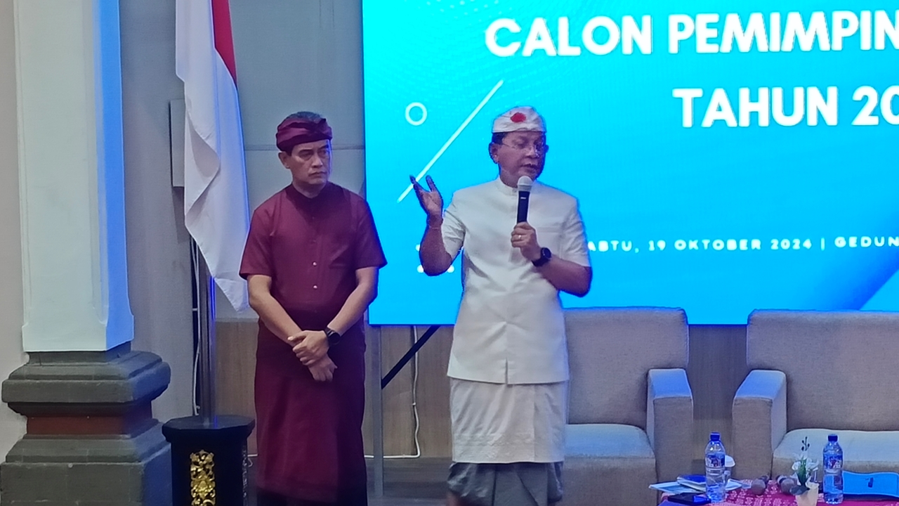UJI PUBLIK: Pasangan calon Bupati Buleleng, I Nyoman Sutjidra (kanan) dan Gede Supriatna (kiri) saat uji publik di Undiksha Singaraja.