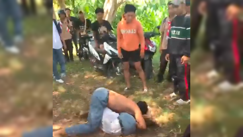 BAKU HANTAM: Rekaman video siswa salah satu SMA swasta di Buleleng terlibat aksi baku hantam.