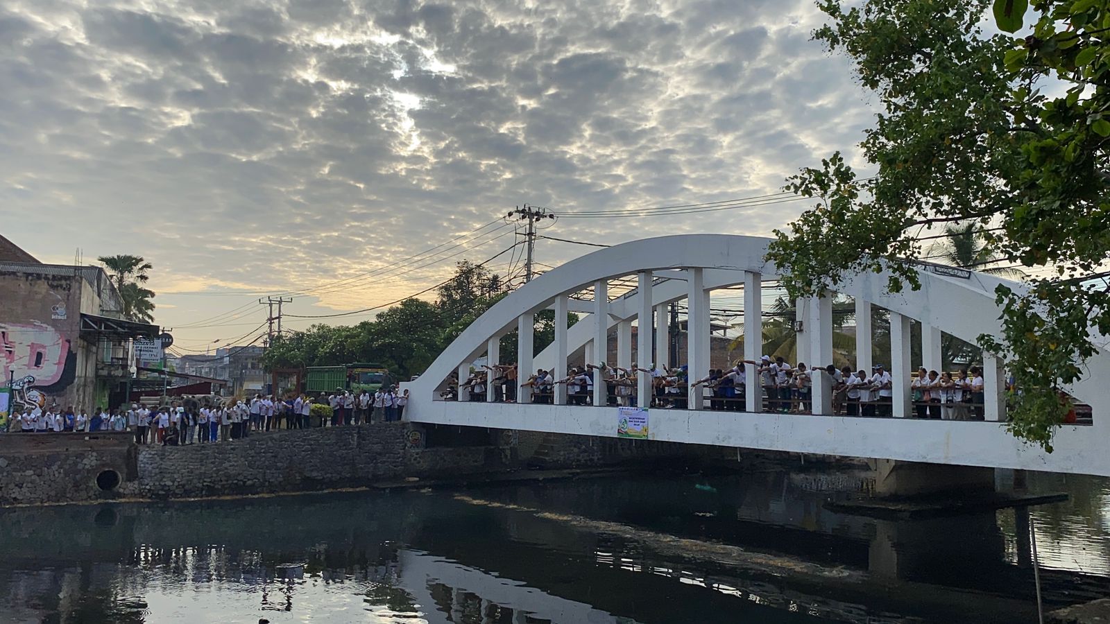 UNTUK BUMI: Proses menuangkan eco enzyme di Jembatan Tua Tukad Buleleng.