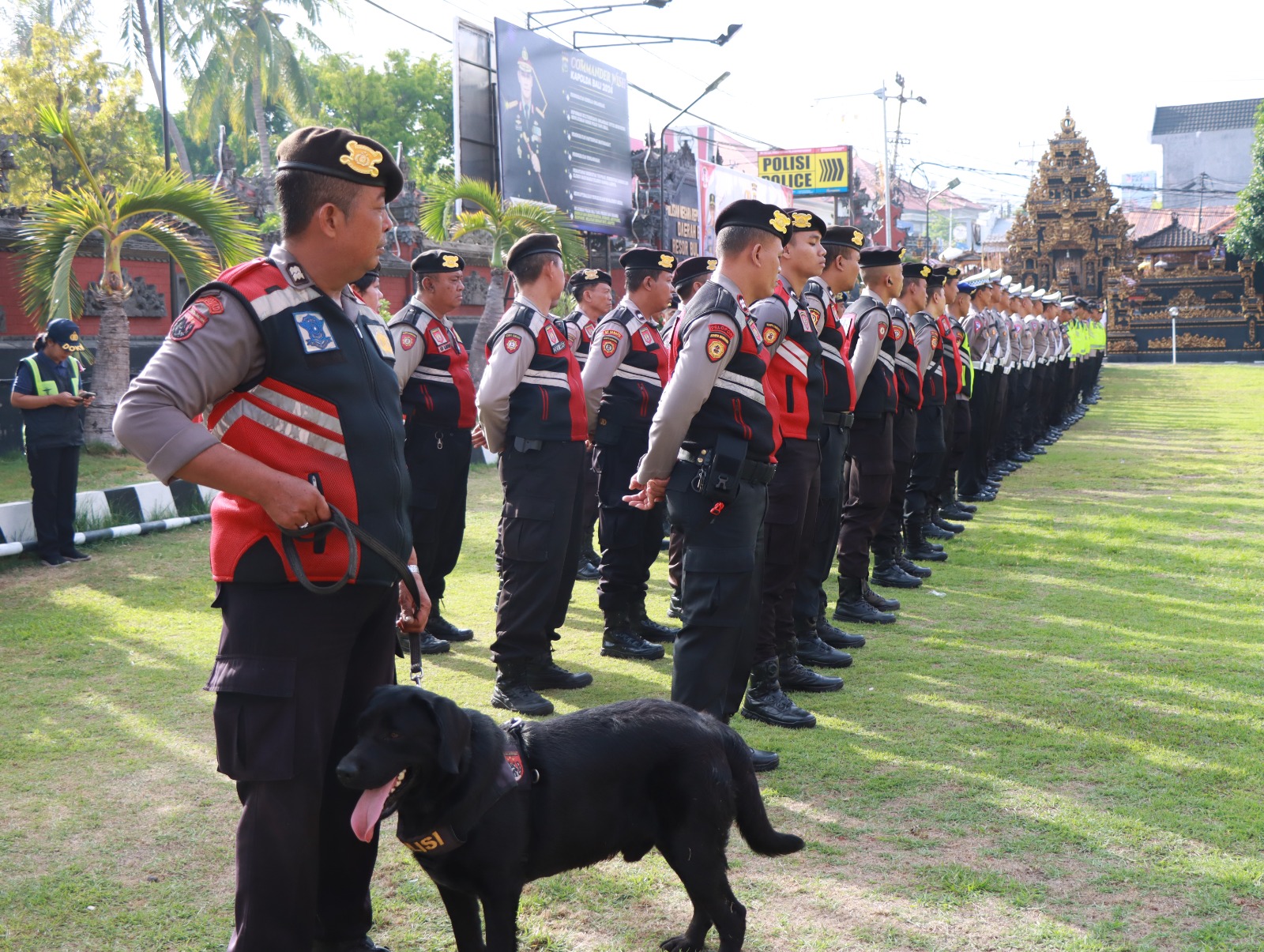SIAGA: Personel Polres Buleleng siaga melakukan pengamanan dalam rangkaian pelantikan Presiden  dan Wakil Presiden.