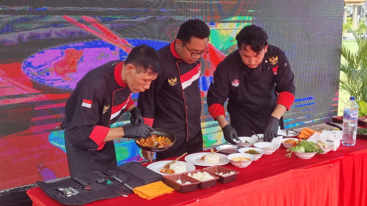 MAKANAN BERGIZI: Chef profesional di Buleleng membuat menu makanan bergizi bersumber dari pangan lokal.