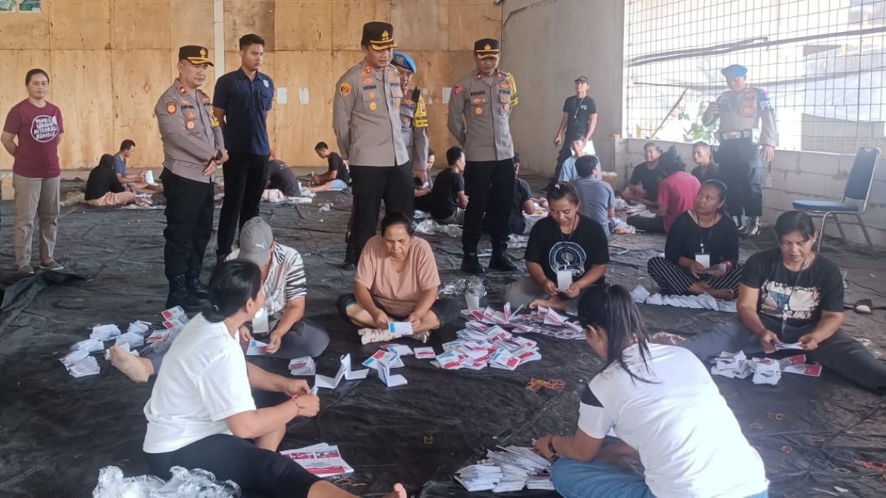 PANTAU PELIPATAN: Kapolres Buleleng AKBP Ida Bagus Widwan Sutadi saat mengecek proses pelipatan surat suara di Gudang Logistik KPU Buleleng.