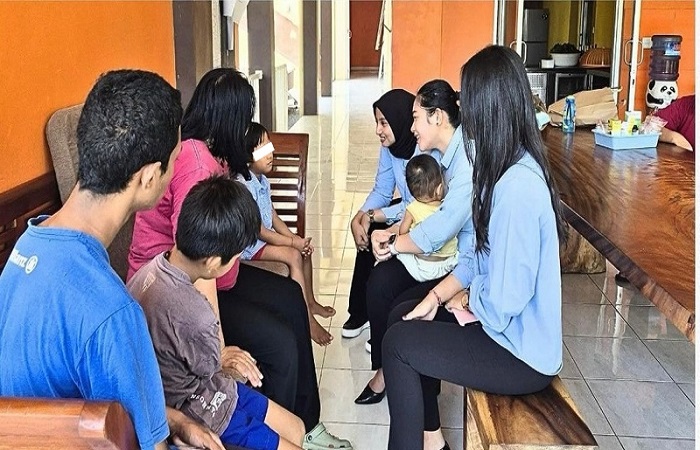 Tim Kejari Badung menyambangi anak-anak yang akan dimohonkan perwalian di PN Denpasar.