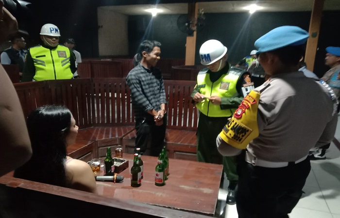Razia di salah satu tempat hiburan malam oleh Polres Jembrana dan Sub Den Pom IX/3-2, Sabtu (19/10) malam.