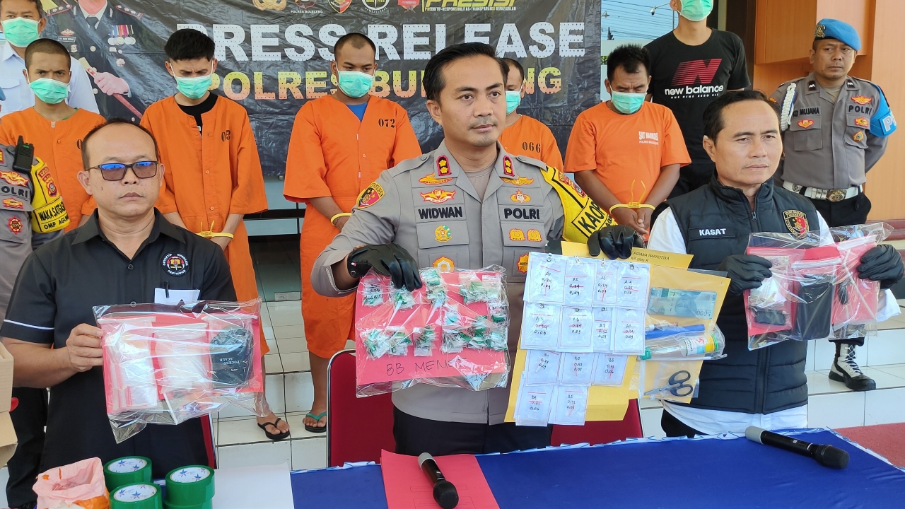 BERANTAS NARKOBA: Kapolres Buleleng, AKBP Ida Bagus Widwan Sutadi (tengah) menunjukkan barang bukti narkoba yang diamankan dari tangan sindikat pengedar di Tejakula.