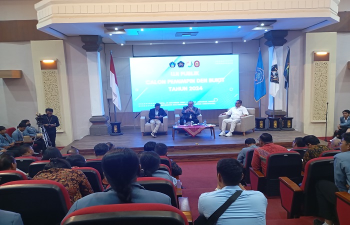 Paslon Ok Gas dan JOSS 24 saat memaparkan visi-misi mereka dalam uji publik yang diselenggarakan BEM REMA Undiksha. Mereka sama-sama menyinggung soal pendidikan.