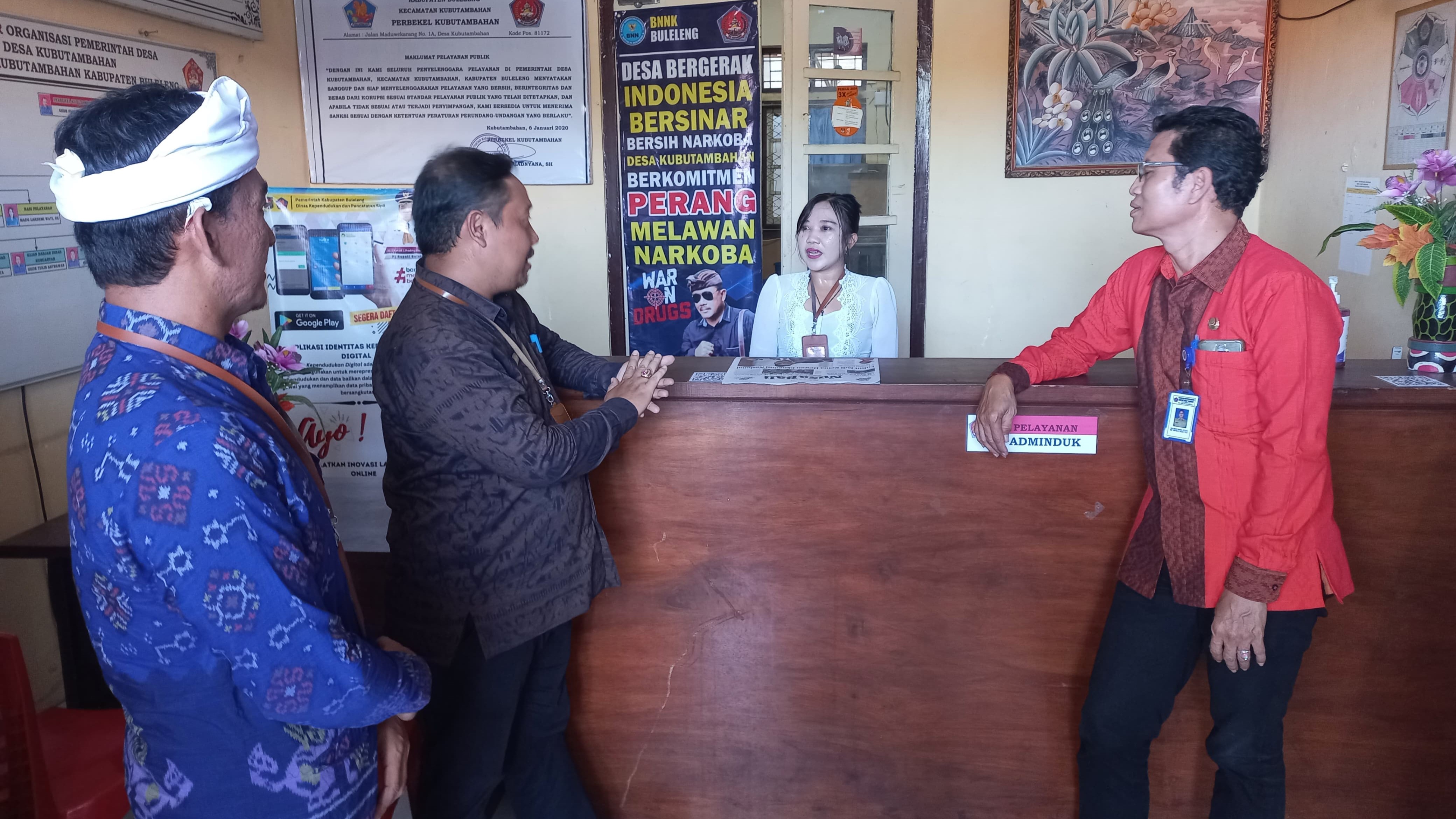 BEBAS KORUPSI: Tim dari Pemprov Bali saat melakukan kunjungan ke Kantor Perbekel Kubutambahan.