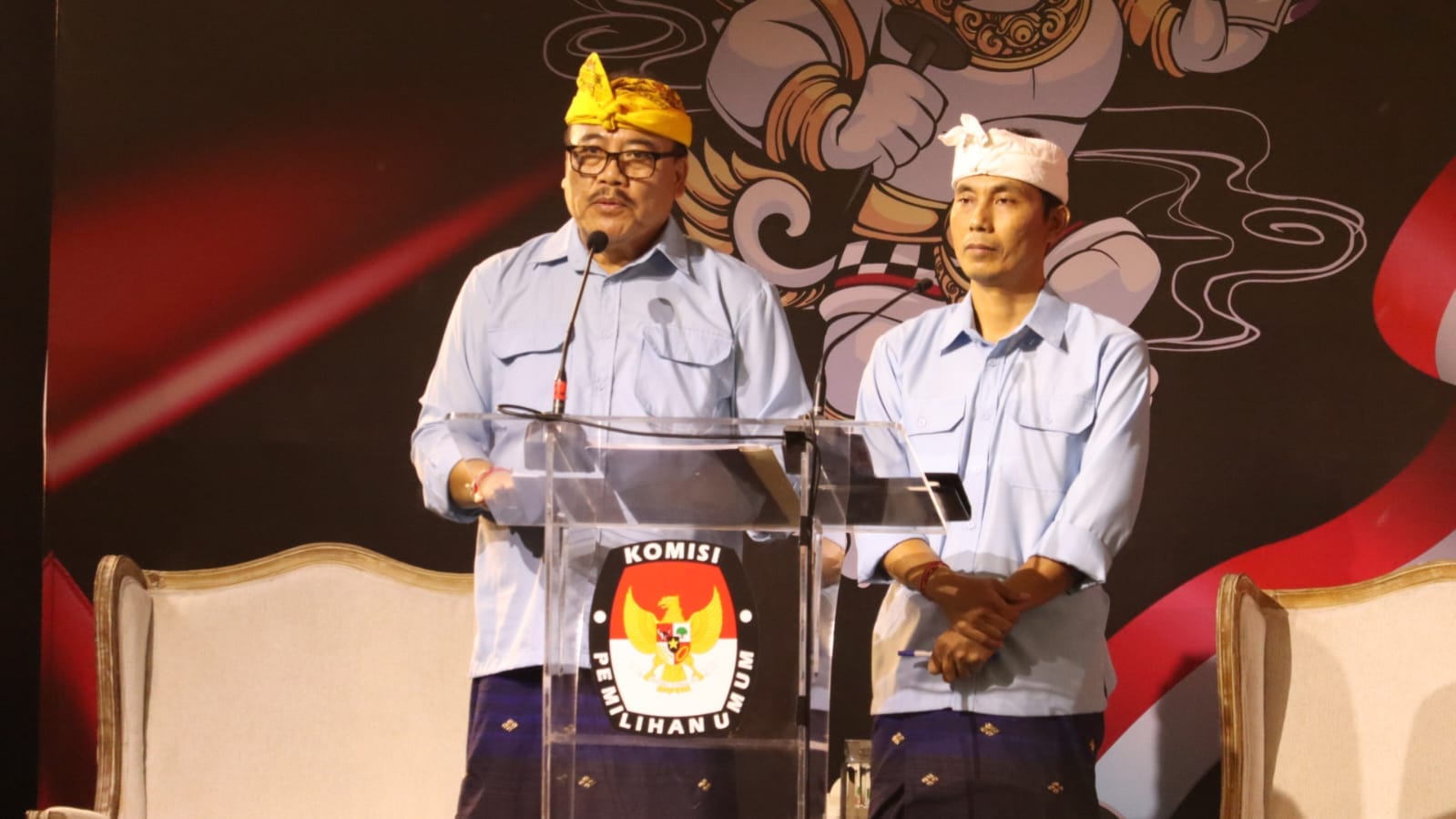 BAHAS KESEHATAN: Pasangan Nyoman Sugawa Korry (kiri) dan Gede Suardana (kanan) saat debat publik pasangan calon Pilkada Buleleng, Rabu (23/10/2024).