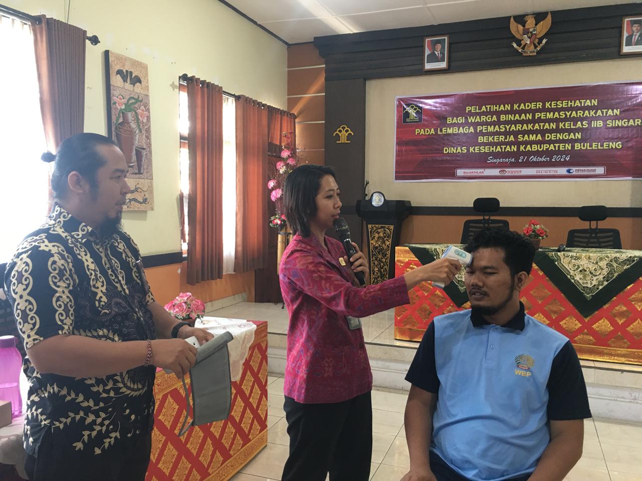 PELATIHAN: 33 warga binaan Lapas Singaraja mendapatkan pelatihan menjadi kader kesehatan. Tujuannya agar mereka dapat membantu sesama warga binaan.