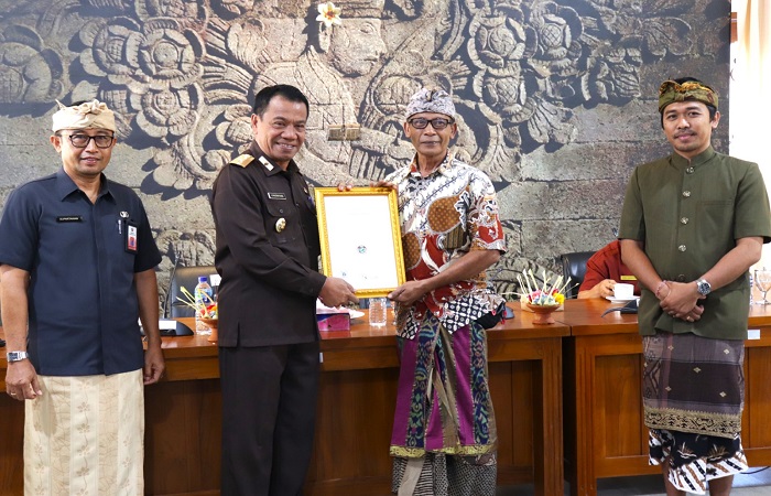 Pj Bupati Buleleng, Ketut Lihadnyana menyerahkan sertifikat HKI ke salah satu penerima. Mereka diharapkan terus melakukan inovasi.