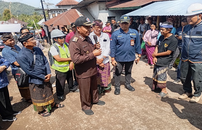 Pj Bupati Buleleng, Ketut Lihadnyana ketika meninjau proyek perbaikan Jalan Pakisan-Tambakan. Akses ini diketahui sudah terbengkalai selama 29 tahun lamanya.