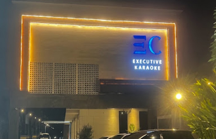 Seorang oknum polisi diciduk bersama seorang wanita yang diduga sebagai Bandar narkba di salah satu room araoke di EC Executive Karaoke, Jalan Imam Bonjol No.386, Pemecutan Klod, Denpasar Barat.