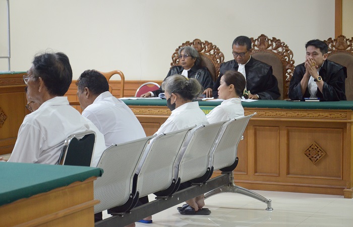 Lima terdakwa yang merupakan pengurus inti DAPM Swadana Harta Lestari, terdiri dari Sekretaris Badan Kerjasama Kecamatan (BKK) DAPM Swadana Harta Lestari menjalani sidang perdana.