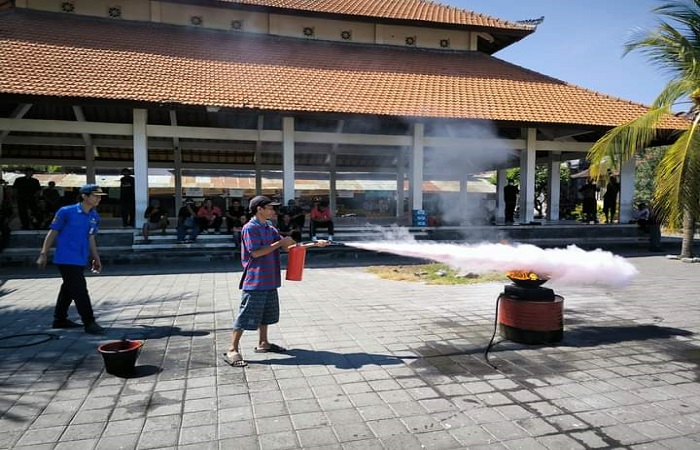 Dinas Damkar Buleleng melatih pedagang dan penjaga pasar menangani kebakaran awal.